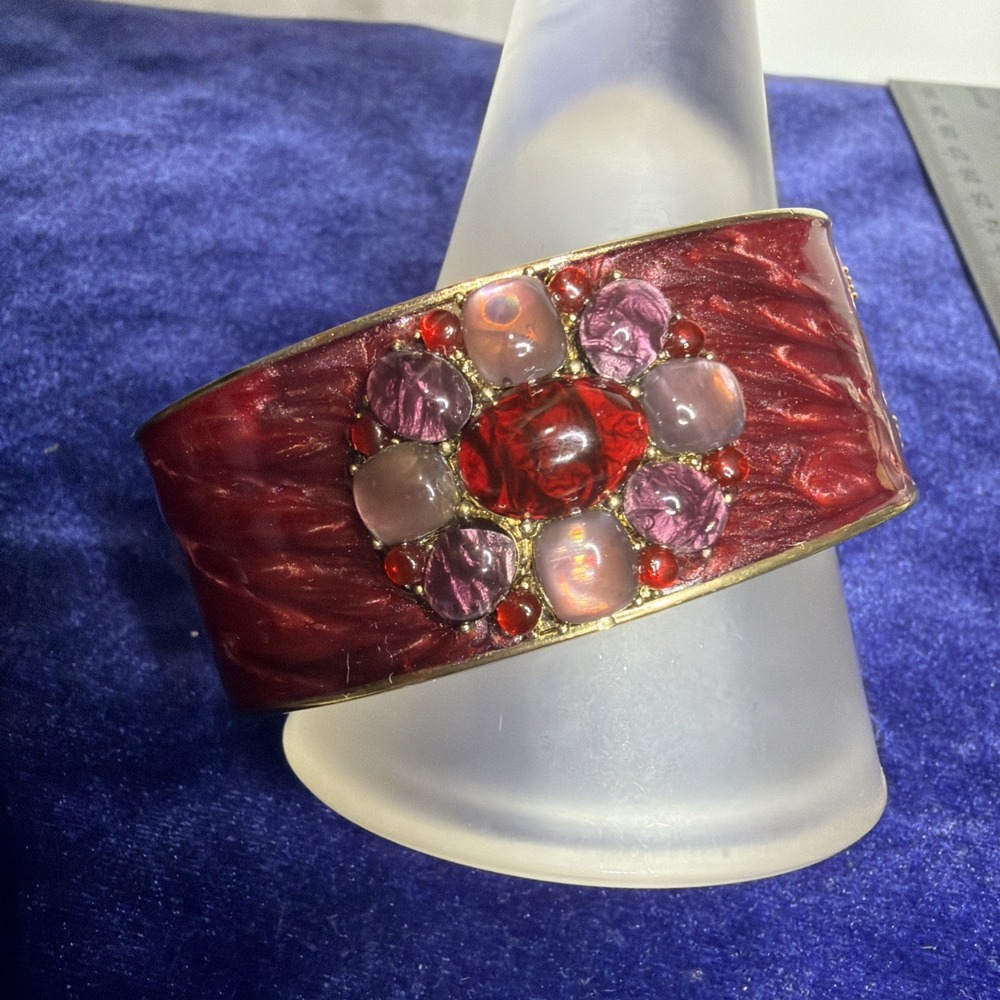 LC LIZ CLAIBORNE Burgundy Enamel Gold Tone Floral Cabochon Bangle